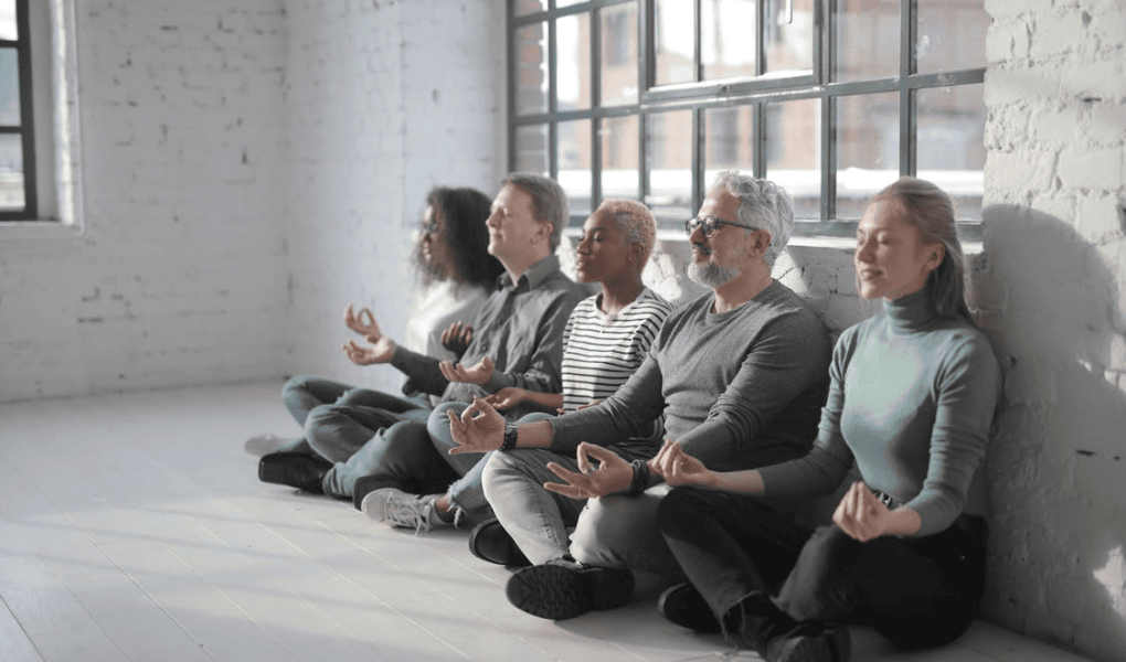 un groupe de gens font de la méditation