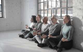 un groupe de gens font de la méditation