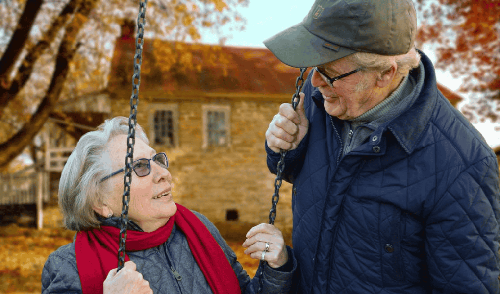 les deux grands-parents se regardent