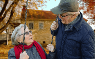 les deux grands-parents se regardent