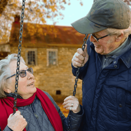 les deux grands-parents se regardent