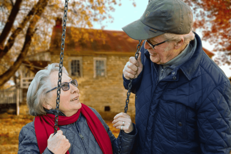 les deux grands-parents se regardent