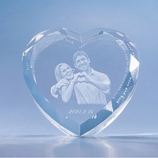 Cœur en cristal avec photographie d’un couple, date d’union et gravure d’un texte sur le pourtour. 