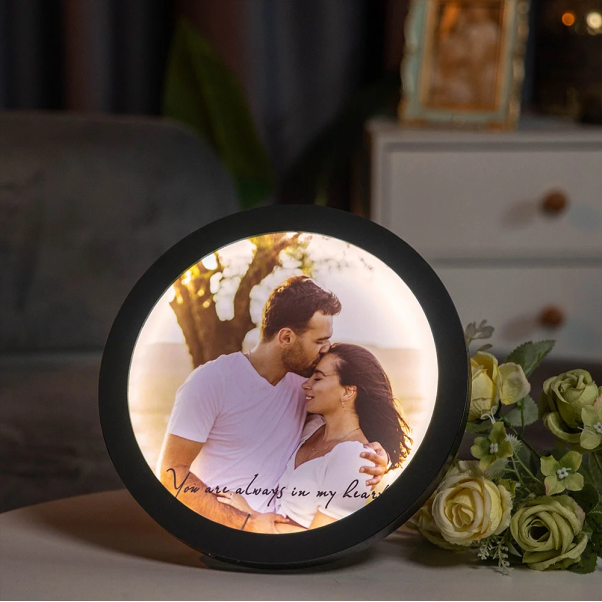 Miroir éclairé par LED, présentant la photographie d’un couple énamouré avec un text “You are always in my heart !”
