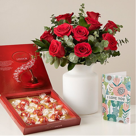 Cadeau Saint-Valentin, bouquet de roses, boîte de chocolat Lindt, carte “I love you”.