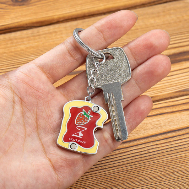 Porte-clefs personnalisé en forme de toast, face intérieure à la confiture de fraise, avec initiale et date.