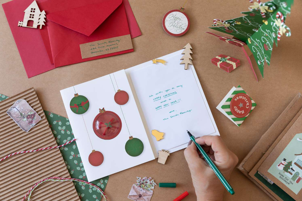 Que devrions-nous dire sur les cartes de Noël ?