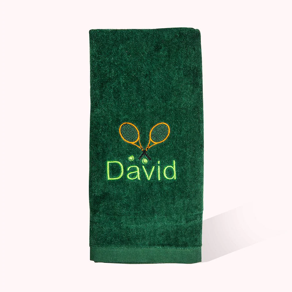 serviette verte personnalisée du prénom David avec deux raquettes et balles de tennis