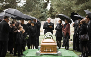 Comment rédiger un discours funéraire pour un être cher ?