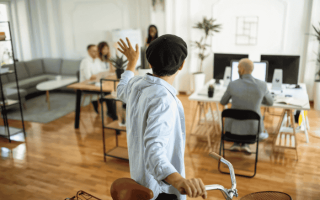 un photo qui montre une personne qui part d'une entreprise