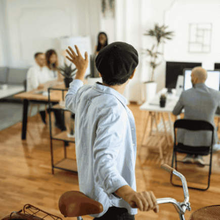 un photo qui montre une personne qui part d'une entreprise