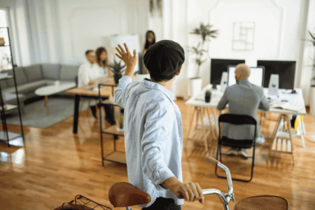 un photo qui montre une personne qui part d'une entreprise