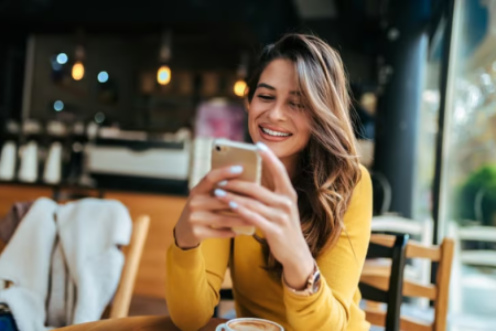 Comment complimenter efficacement un homme par SMS 