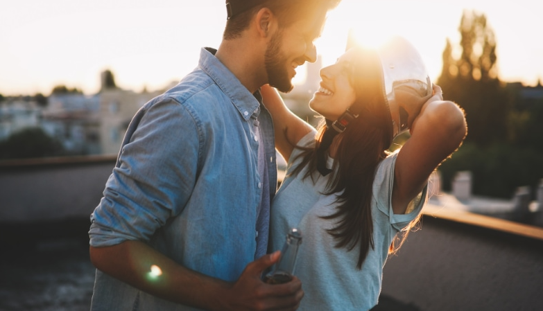 un couple qui se regarde