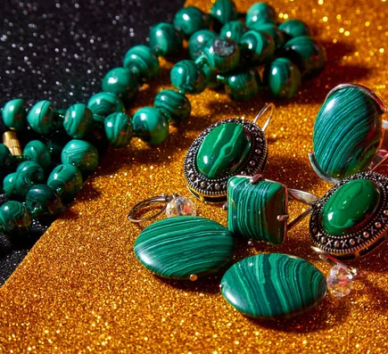 Comment nettoyer et entretenir les bijoux en malachite ?