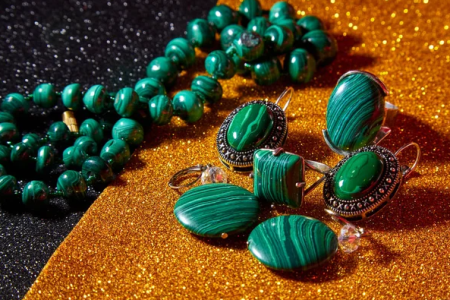 Comment nettoyer et entretenir les bijoux en malachite ?