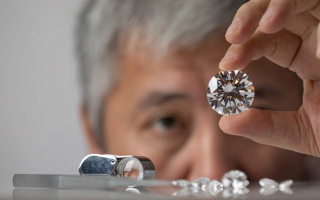 Pourquoi les diamants synthétisés en laboratoire sont-ils moins chers