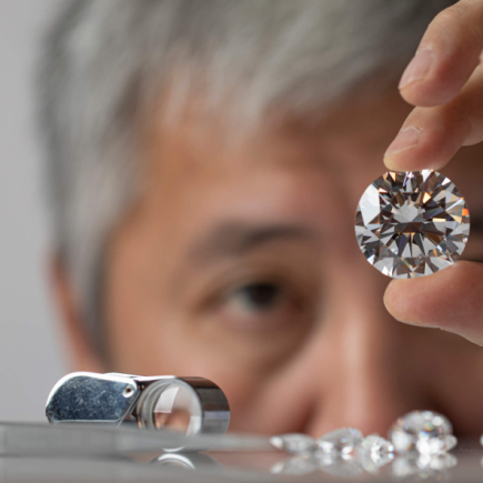 Pourquoi les diamants synthétisés en laboratoire sont-ils moins chers