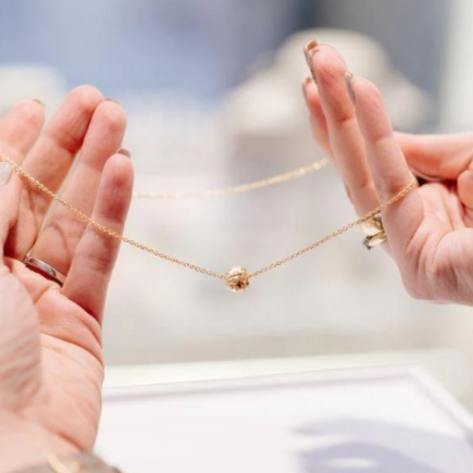 Comment restaurer des bijoux plaqués or à la maison