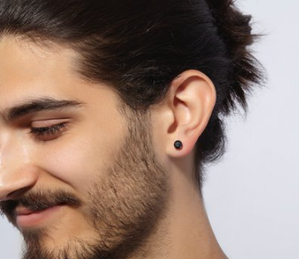 Que signifie le fait de porter une boucle d'oreille uniquement dans l'oreille gauche?