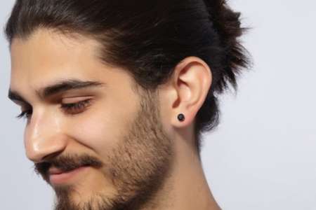 Que signifie le fait de porter une boucle d'oreille uniquement dans l'oreille gauche?