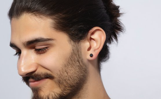Que signifie le fait de porter une boucle d'oreille uniquement dans l'oreille gauche?