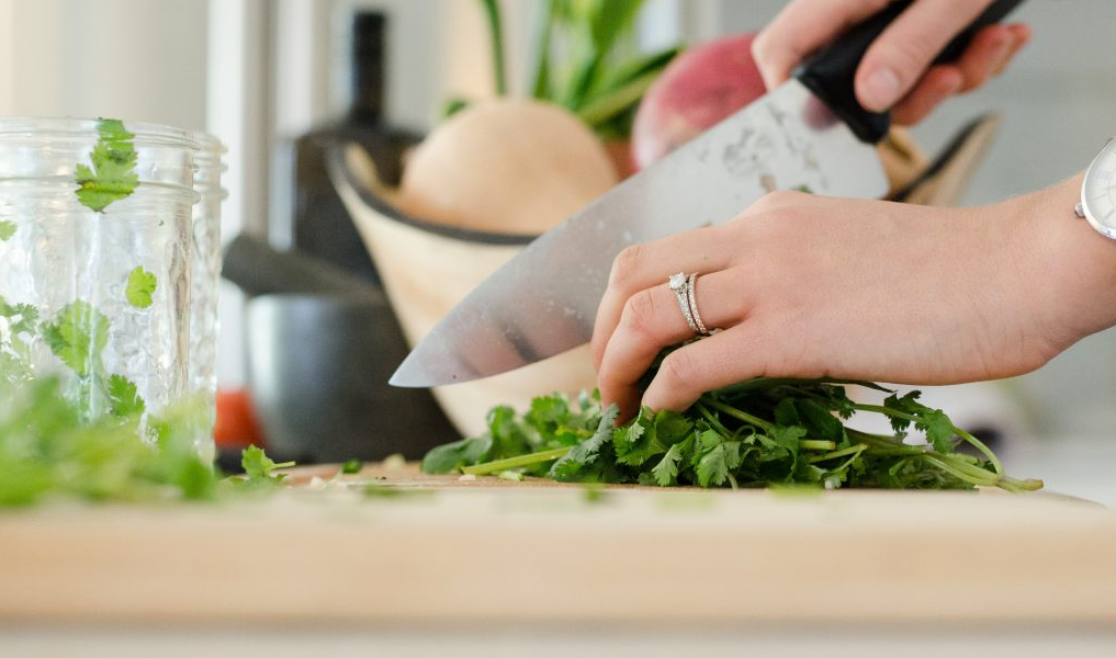 Quels bijoux sont autorisés lors de la préparation de nourriture?