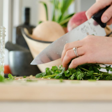 Quels bijoux sont autorisés lors de la préparation de nourriture?