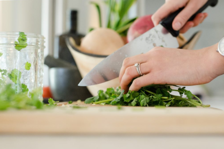 Quels bijoux sont autorisés lors de la préparation de nourriture?