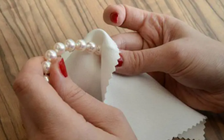 Comment nettoyer correctement et entretenir vos bijoux en perles?