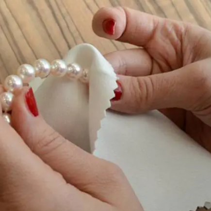 Comment nettoyer correctement et entretenir vos bijoux en perles?