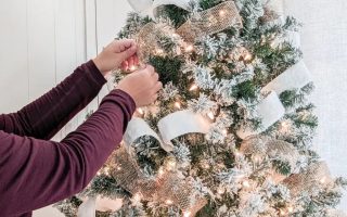 Comment décorer un sapin de Noël de manière professionnelle avec des rubans?