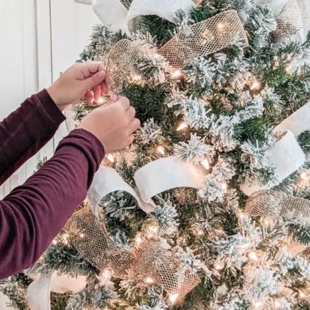 Comment décorer un sapin de Noël de manière professionnelle avec des rubans?