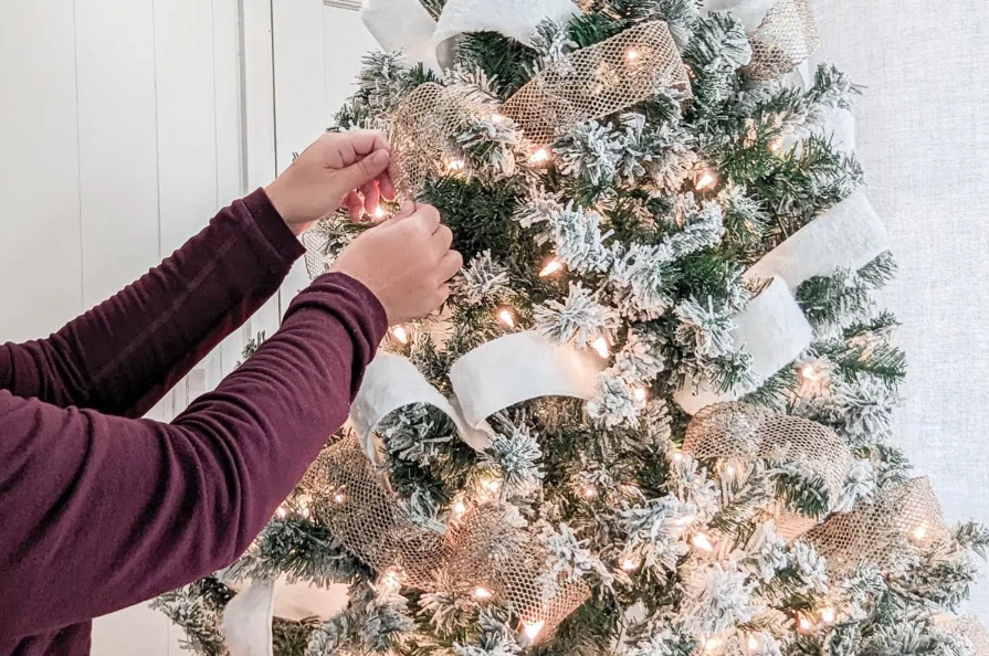 Comment décorer un sapin de Noël de manière professionnelle avec des rubans?