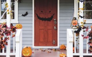 Comment décorer votre porte pour Halloween avec style?