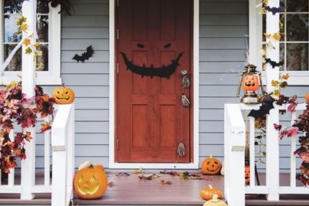 Comment décorer votre porte pour Halloween avec style?