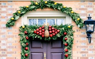 Comment bien décorer votre porte pour Noël