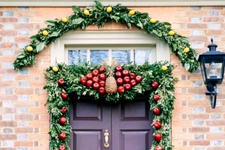 Comment bien décorer votre porte pour Noël