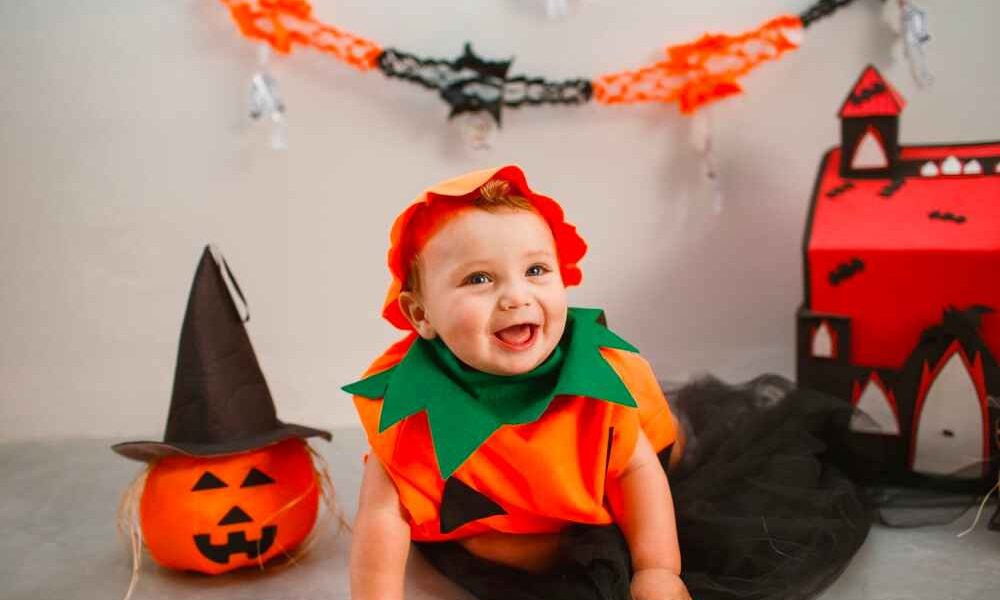 un enfant qui sourit et s'habille pour L'halloween