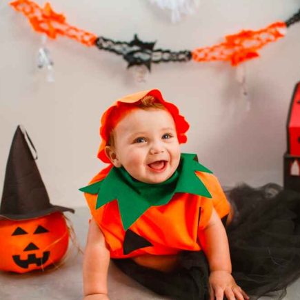 un enfant qui sourit et s'habille pour L'halloween