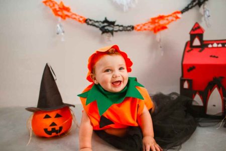 un enfant qui sourit et s'habille pour L'halloween