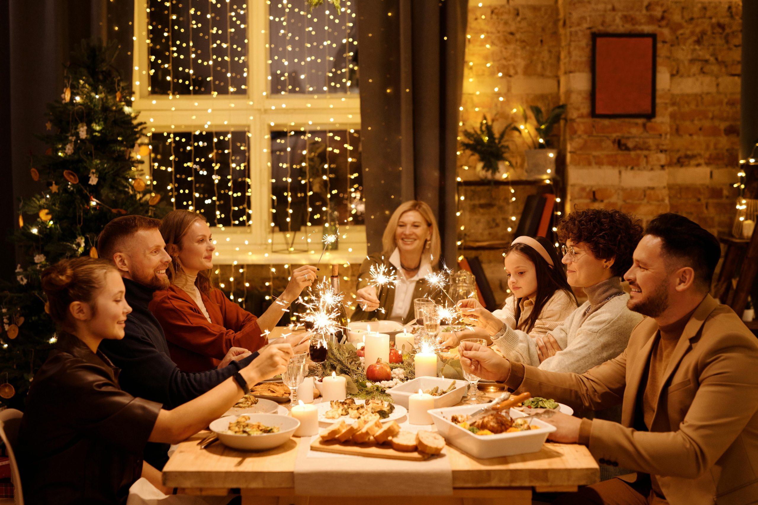 La famille qui rassemble pour un dîner parfait sur la table