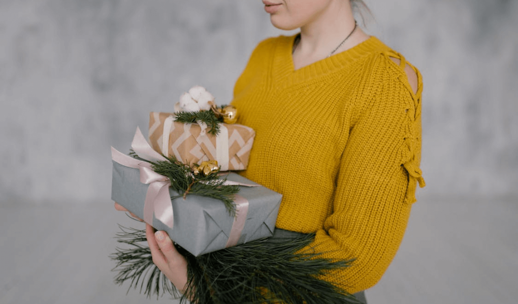 Un image qui montre une dame tiens un cadeau