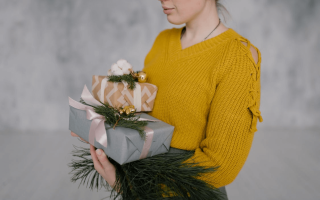 Un image qui montre une dame tiens un cadeau