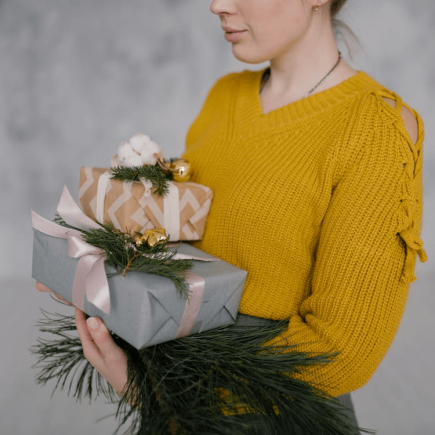 Un image qui montre une dame tiens un cadeau