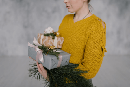 Un image qui montre une dame tiens un cadeau