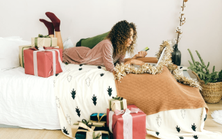 un photo qui montre une dame est entouré par les cadeaux