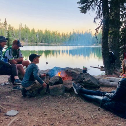 camping de la famille en printemps