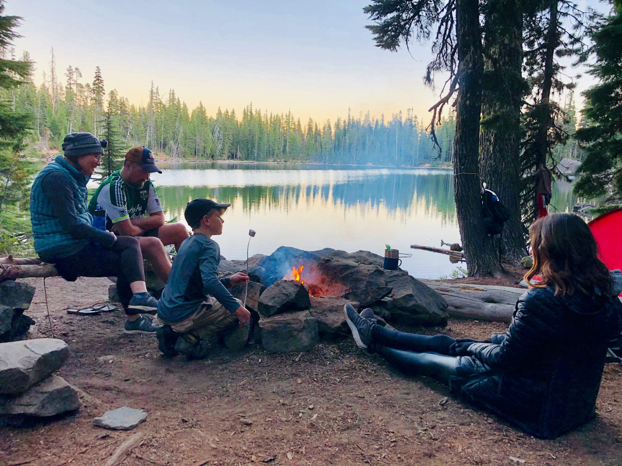 camping de la famille en printemps