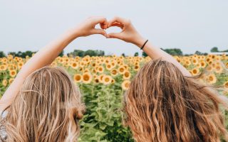 les amis dans la saint-valentin